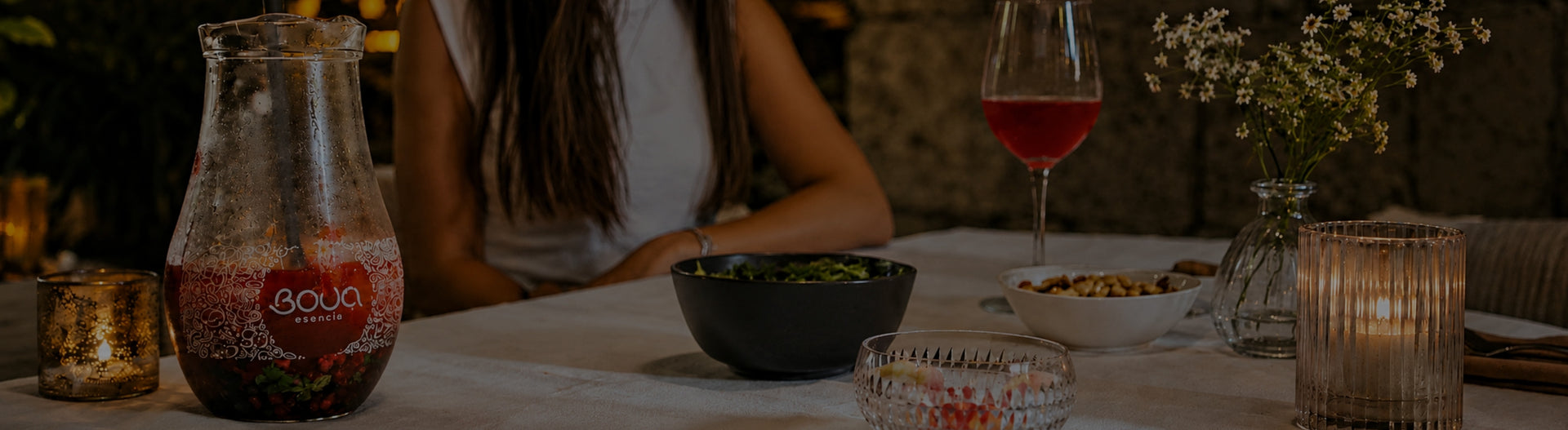 Jarro BOUA Esencia com sangria de frutos vermelhos numa mesa com copos e aperitivos