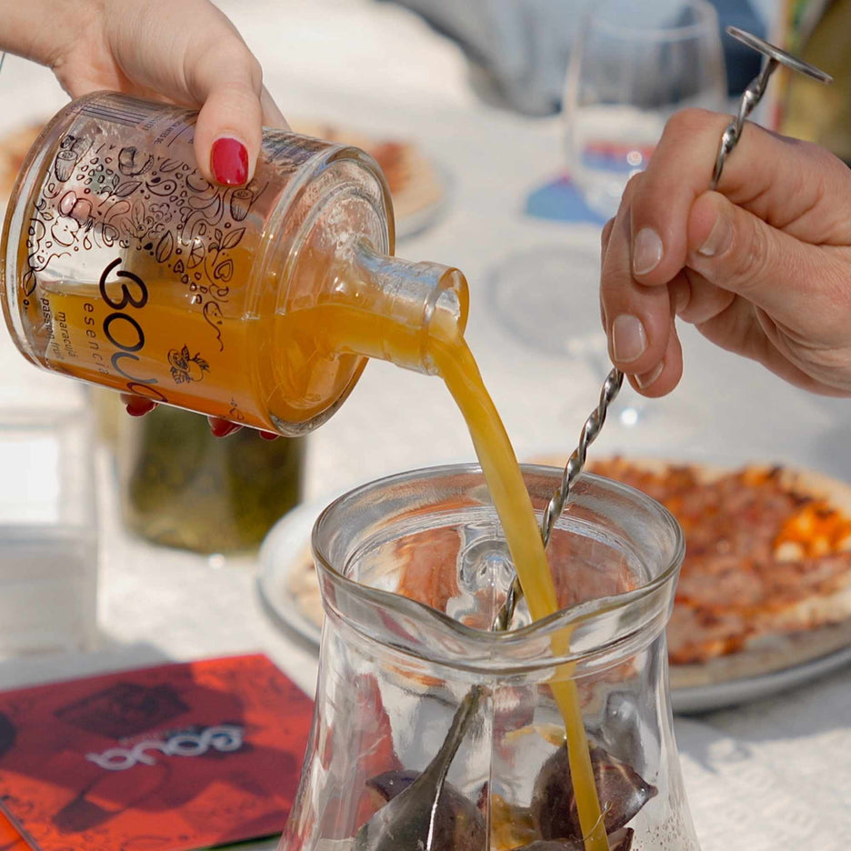 Preparado de sangria de maracujá BOUA a ser vertido para um jarro de vidro