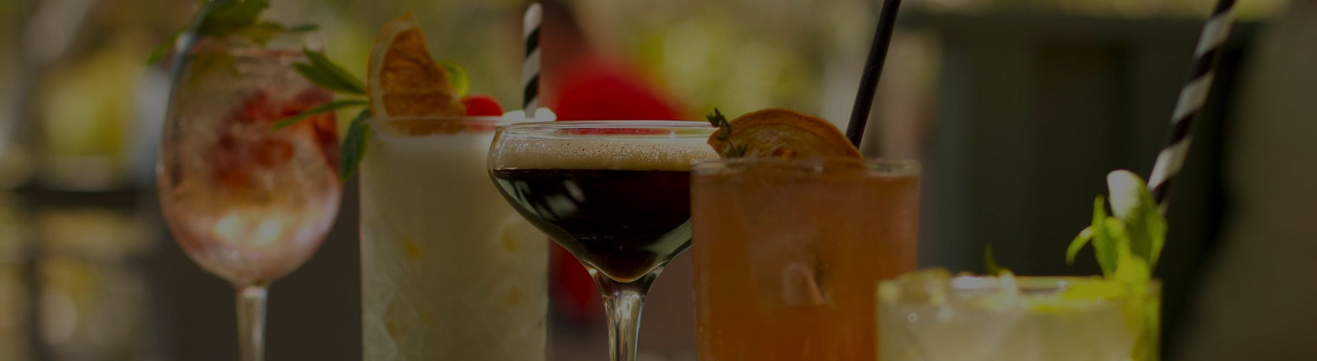 Vários cocktails coloridos preparados com cordiais DOuMIX?