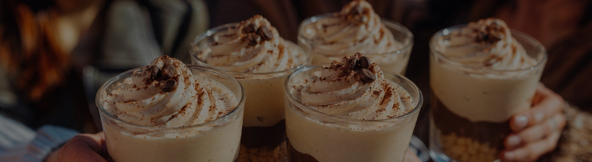 Bebidas cremosas preparadas com cremes DOuMIX? e grãos de café.