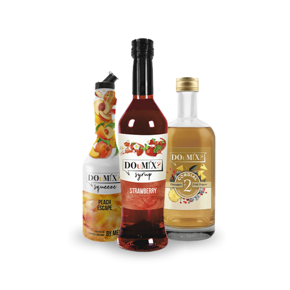 rês garrafas da gama DoUMix?, incluindo o xarope de morango Syrup, o preparado de pêssego Squeeze e o licor cordial de ananás e pimenta rosa.