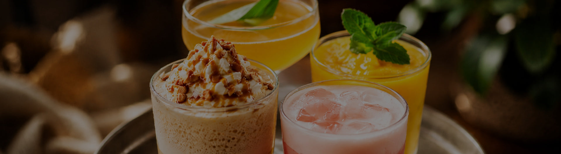 Bebidas coloridas e cremosas servidas num tabuleiro