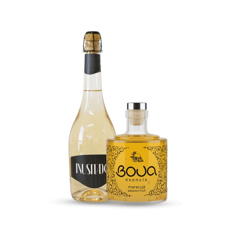 Garrafa de espumante INUSITADO e garrafa de vidro BOUA Esencia Maracujá Passion Fruit.