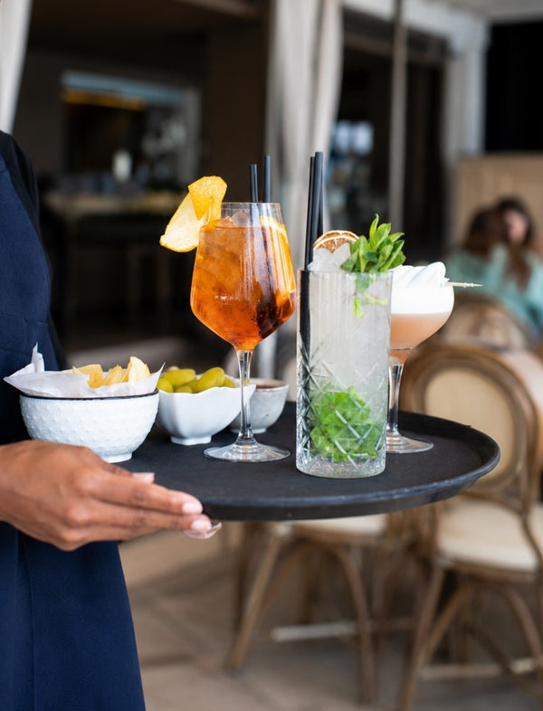 Cocktails e aperitivos servidos num tabuleiro em hotel ou restaurante