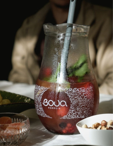 Jarro BOUA Esencia com sangria de frutos vermelhos, gelo e hortelã