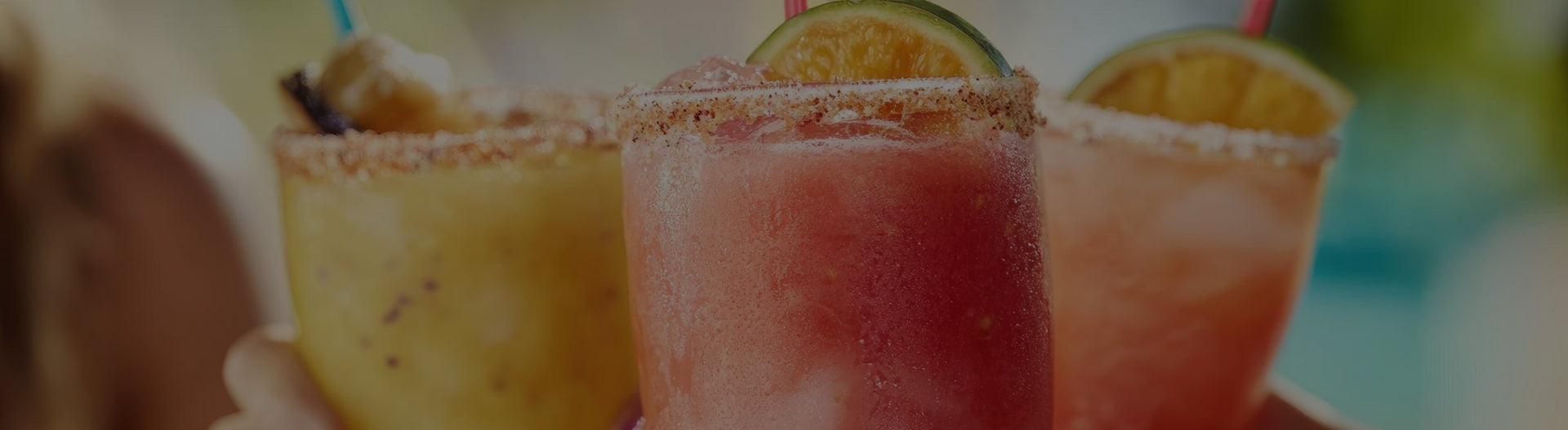 Três bebidas geladas coloridas com fruta e Squeeze DOuMIX? de diferentes sabores.