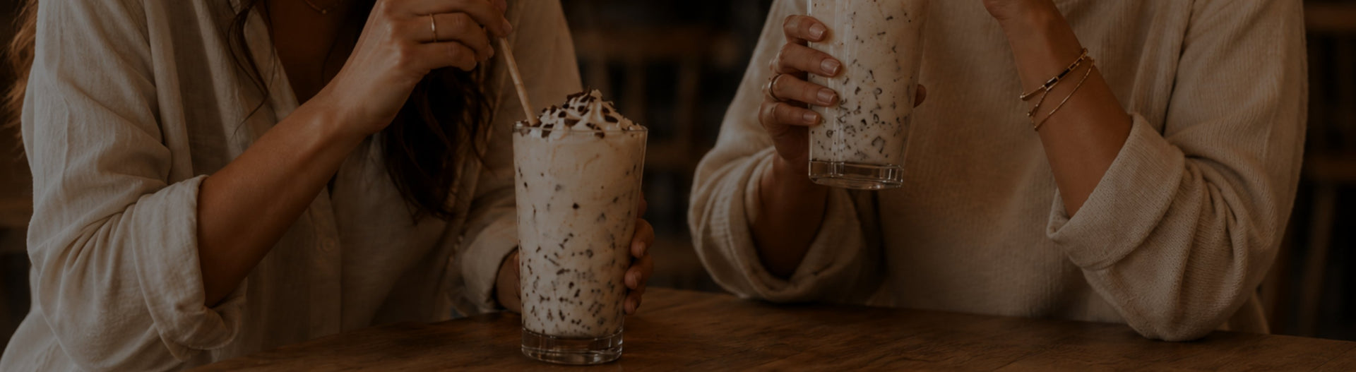 Duas pessoas a beber bebidas cremosas com Stracciatella DOuMIX?