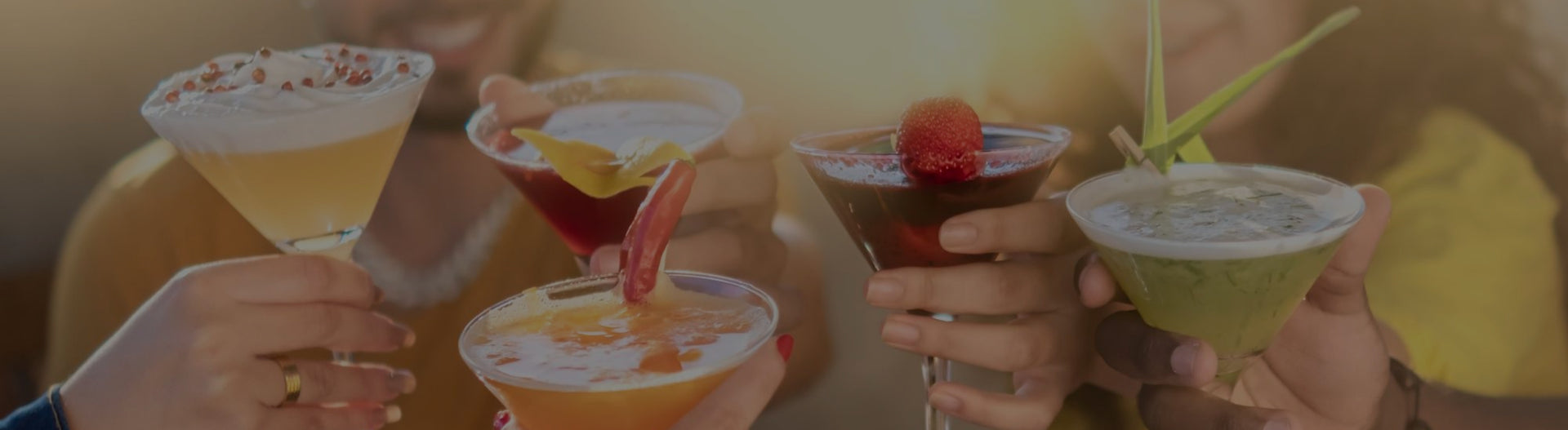 Cocktails coloridos com xaropes DOuMIX? em diferentes sabores.